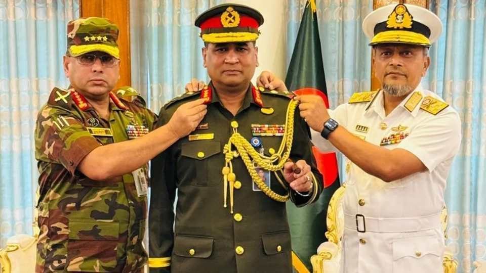গত বছরের আগস্টে প্রিন্সিপাল স্টাফ অফিসারের র‌্যাংক ব্যাজ পরানো হয় লেফটেন্যান্ট জেনারেল কামরুল হাসানকে।