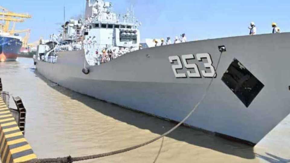 বাংলাদেশের চট্টগ্রাম বন্দরে পৌঁছেছে পাক নৌসেনার ‘পিএনএস সঈফ’ যুদ্ধজাহাজ। ছবি:  আইএসপিআরের সোশাল মিডিয়া পাতা থেকে নেওয়া।