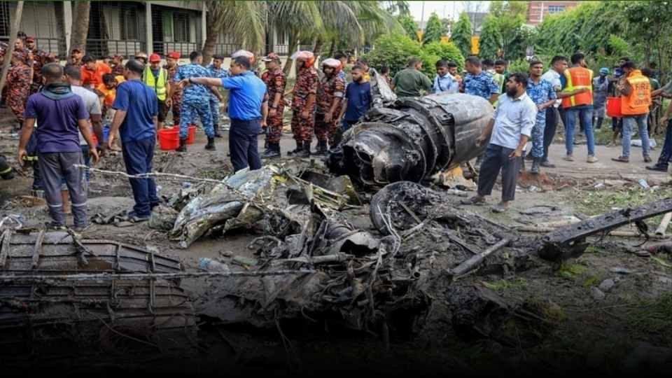 মাইলস্টোন স্কুলে পড়ে আছে বিধ্বস্ত বিমানটি।
