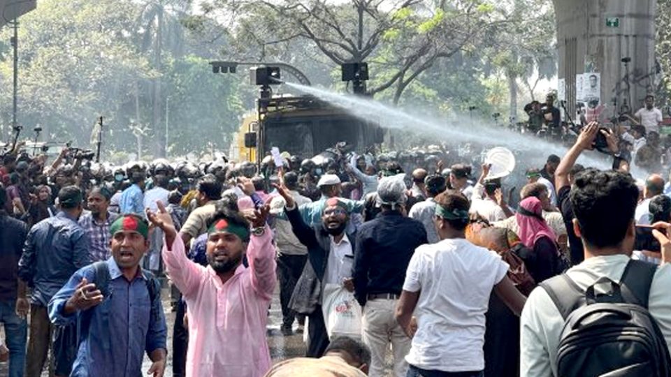 বাধা উপেক্ষা করে তারা সামনের দিকে যেতে চাইলে পুলিশ শিক্ষকদের ওপর জলকামান নিক্ষেপ করে