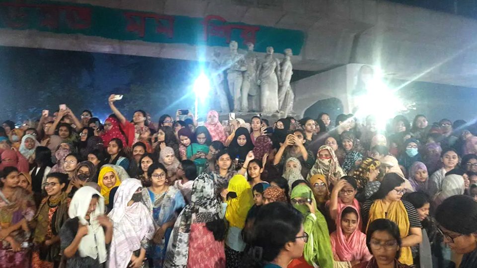 ধর্ষণের প্রতিবাদে শনিবার মধ্যরাতে রাজু ভাস্কর্যে অবস্থান নিয়ে বিক্ষোভ করেন ঢাকা বিশ্ববিদ্যালয়ের শিক্ষার্থীরা
