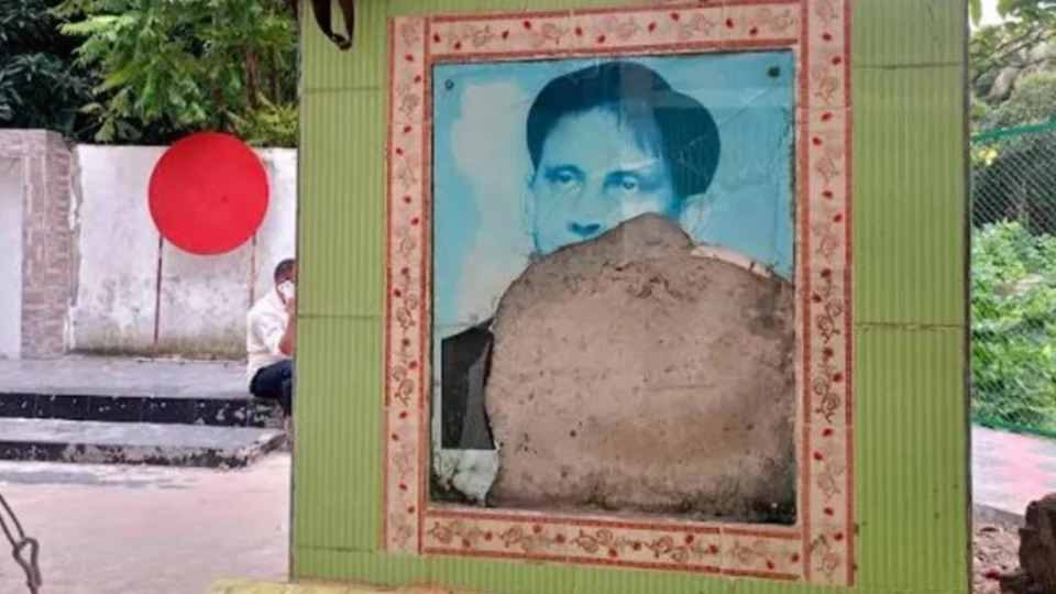 বুধবার সামাজিক যোগাযোগমাধ্যমে ম্যুরাল ভাঙার ছবি ভাইরাল হয়।