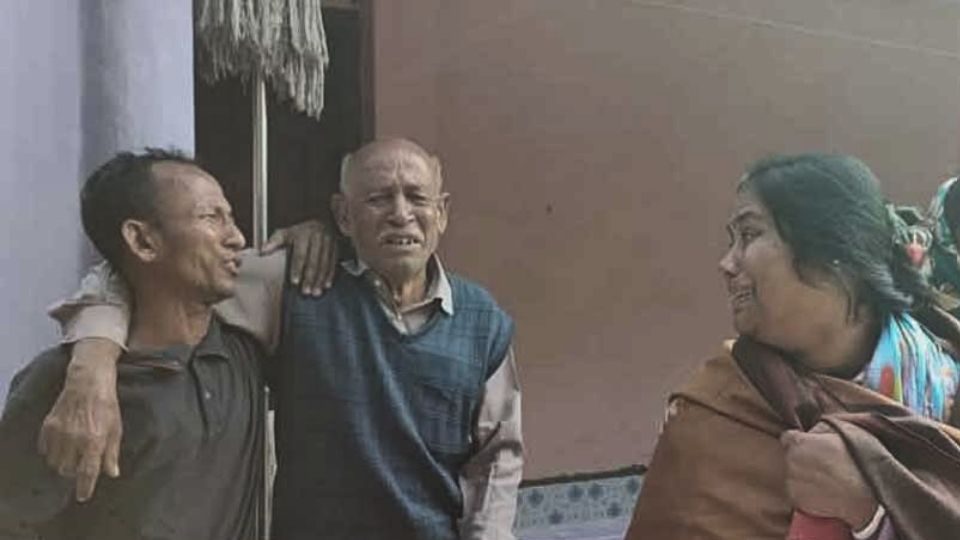 হত্যার খবর পেয়ে ছুটে আসেন স্বজন ও প্রতিবেশীরা।