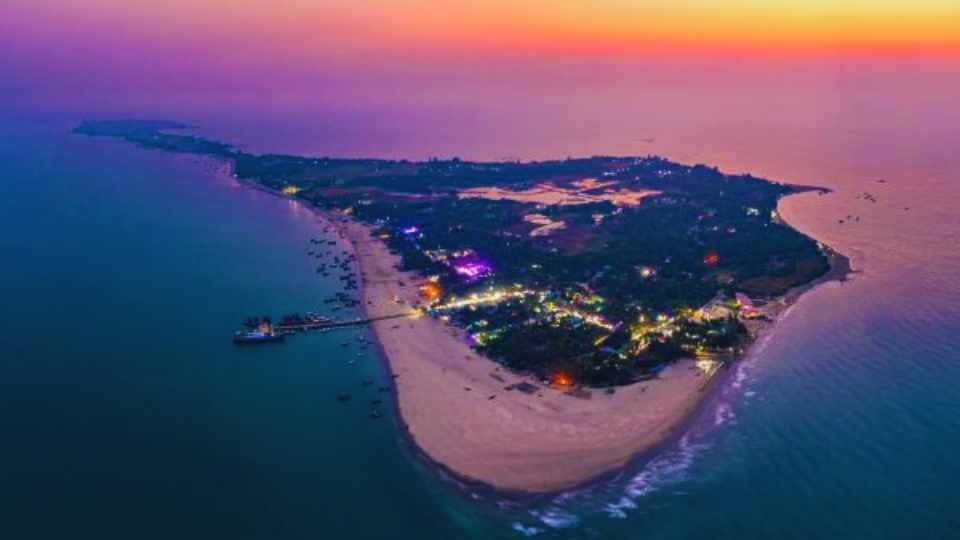 সাগরের স্বচ্ছ নীল জলরাশি আর দ্বীপের অপরূপ সৌন্দর্যের কারণে সেন্ট মার্টিনকে বলা হয় ভ্রমণ পিপাসুদের প্রথম পছন্দ। ছবি: এমডি রিপন ভূঁইয়া