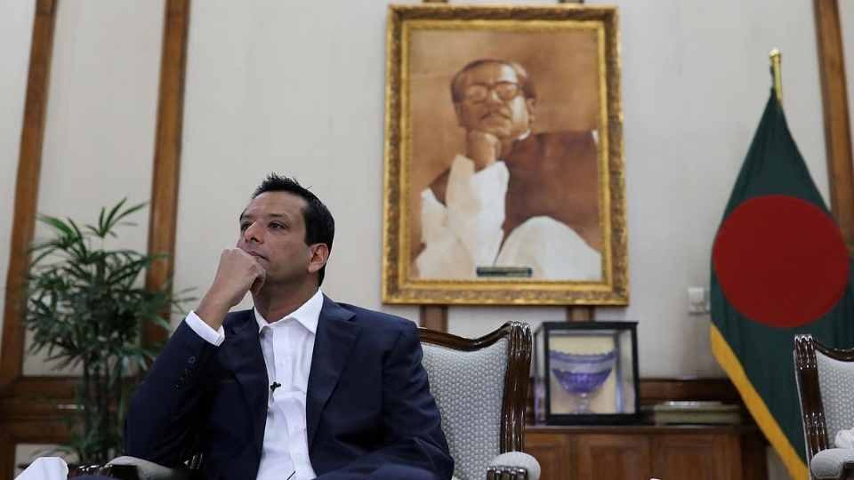 নানা শেখ মুজিবুর রহমানের ছবির সামনে একই ভঙ্গিতে সজীব ওয়াজেদ জয়। ছবি: রয়টার্স ভায়া খালিজ টাইমস।