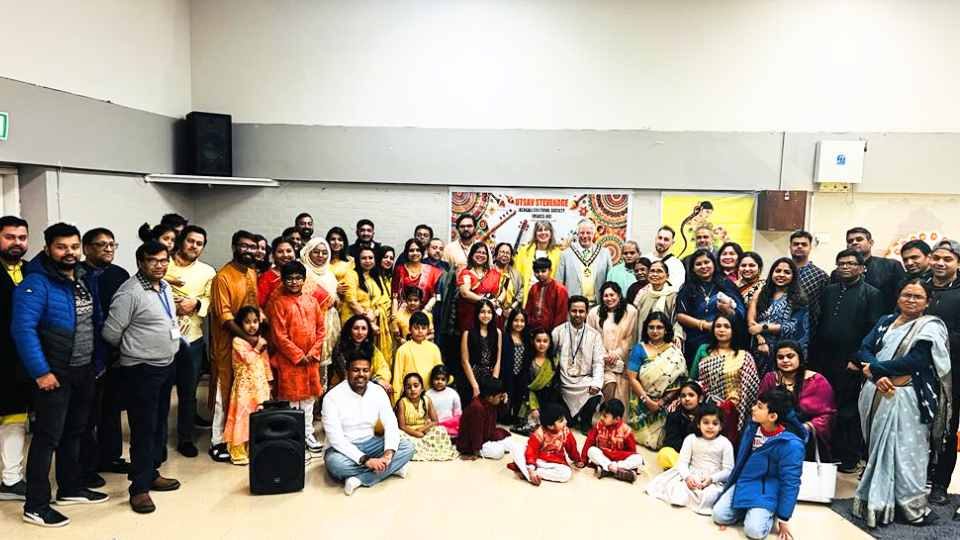 ওভাল কমিউনিটি সেন্টারে গত ২ ফেব্রুয়ারি এই মহোৎসবের আয়োজন করে স্থানীয় ‘উৎসব স্টিভেনেজ বেঙ্গলি কালচার সোসাইটি’।