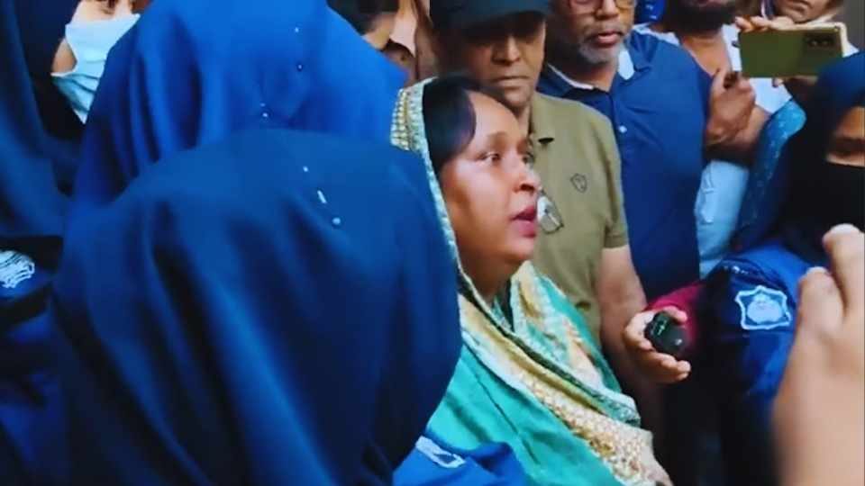 রাতভর অপেক্ষার পর ভোরে গ্রেপ্তার করে নিয়ে যাওয়া হয় আইভীকে।
