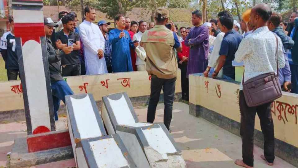 রাতের আঁধারে গুঁড়িয়ে দেওয়া হয় এই শহীদ মিনারের স্তম্ভ।