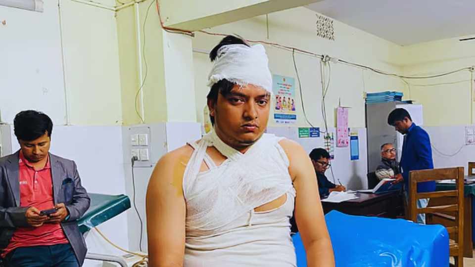 বিএনপির হামলায় আহত স্থানীয় সাংবাদিক আবদুল্লাহ।