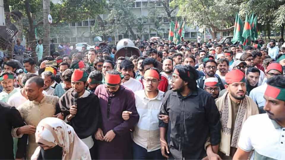 ঢাকা বিশ্ববিদ্যালয়ের কেন্দ্রীয় ছাত্র সংসদের (ডাকসু) কার্যালয়ের সামনে থেকে কর্মসূচি শুরু হয়।