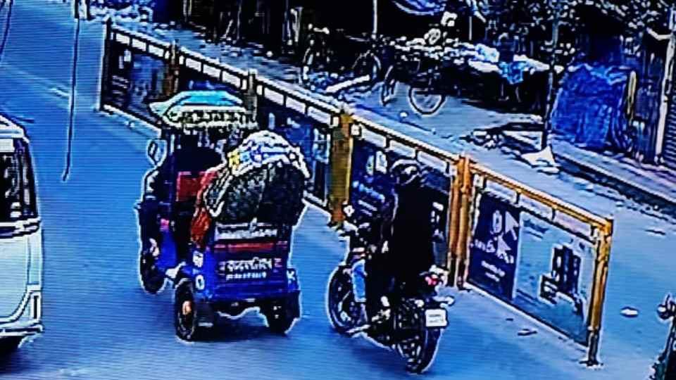 ব্যাটারিচালিত রিকশায় বসা ওসমান হাদিকে গুলি করেন মোটরসাইকেলের পেছনে বসা ব্যক্তি। দ্রুত ঘটনা ঘটিয়ে তারা ওই মোটরসাইকেলে সেখান থেকে চলে যানছবি: সিসি ক্যামেরার ফুটেজ থেকে নেওয়া