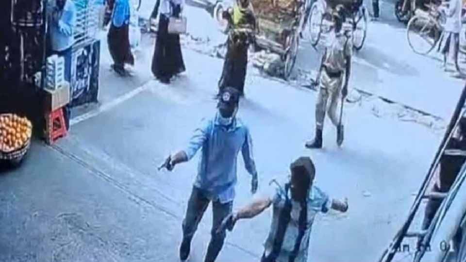 ১০ নভেম্বর প্রকাশ্য দিবালোকে ঢাকা ন্যাশনাল মেডিকেল কলেজের প্রবেশদ্বারে প্রকাশ্যে গুলি করে হত্যা করা হয় একজনকে।