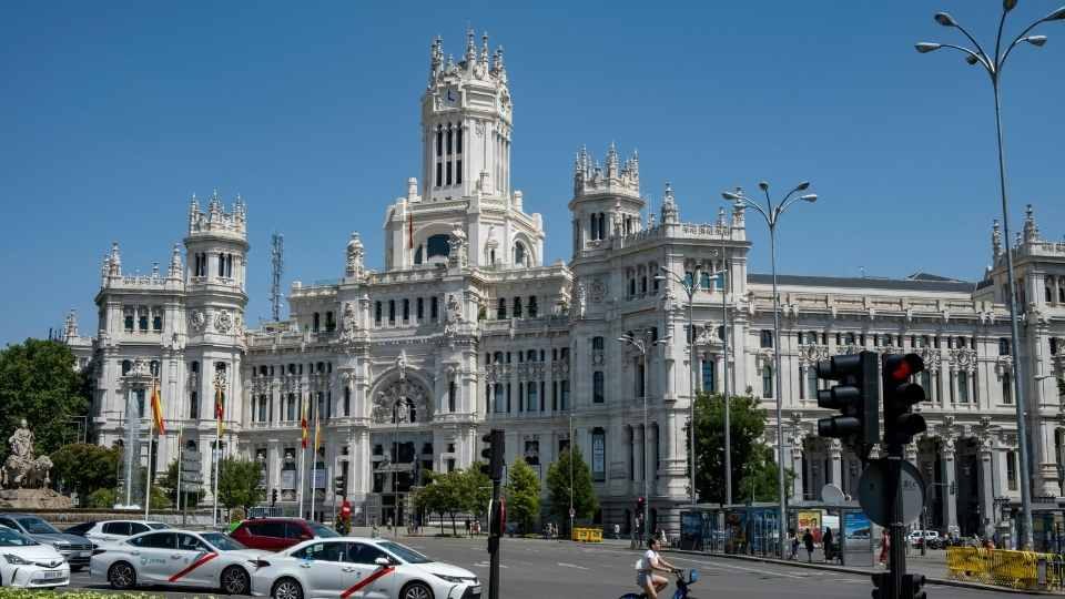 নথিপত্রহীনদের বৈধতা দেওয়ার ঘোষণায় আনন্দে ভাসছে অভিবাসীরা। ছবি: ক্যানভা লাইসেন্স