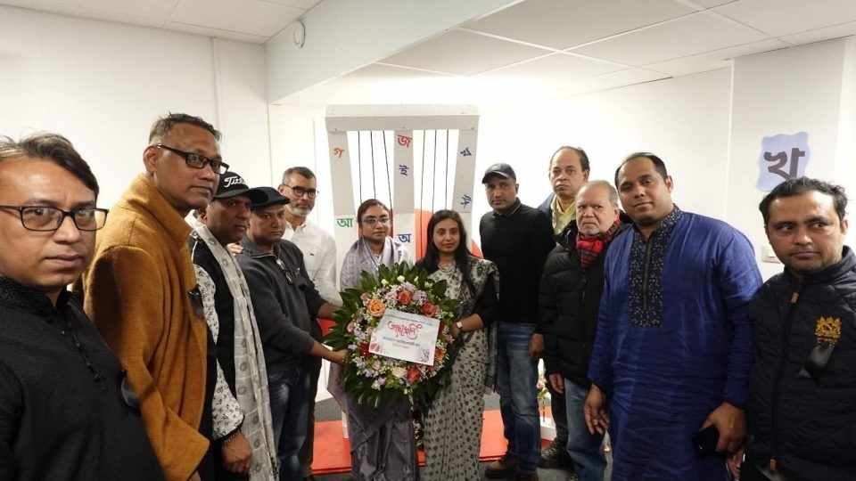 দূতাবাসের কর্মকর্তা-কর্মচারী ছাড়াও প্রবাসী বাংলাদেশীরা এই আয়োজনে অংশ নেয়।