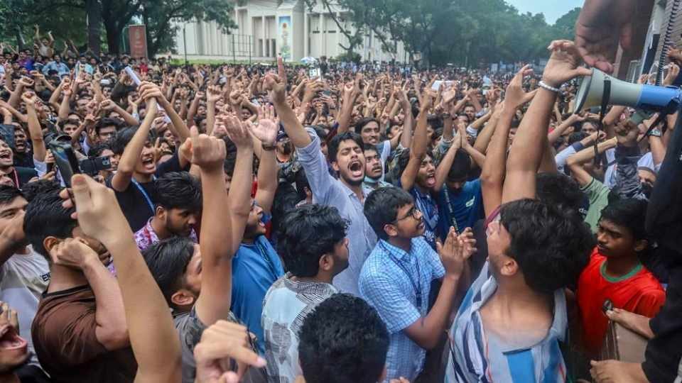 সচিবালয়ের সামনে বিক্ষুব্ধ শিক্ষার্থীরা।