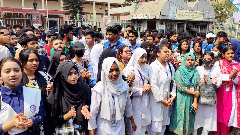 শাহবাগের জাতীয় জাদুঘরের সামনের সড়কে অবস্থান নিয়ে বিক্ষোভ দেখাচ্ছেন শিক্ষার্থীরা