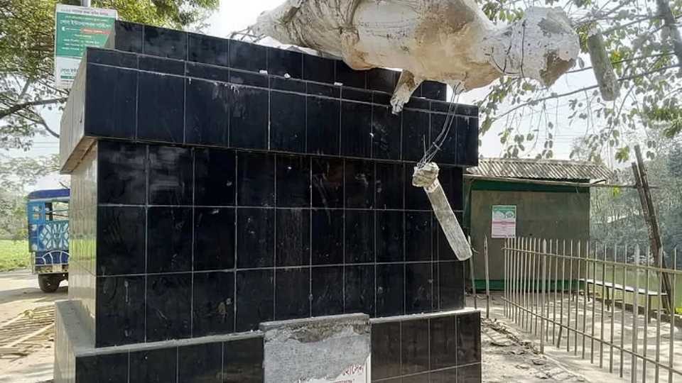 সুনামগঞ্জের বিশ্বম্ভরপুর উপজেলার চালবন্দ এলাকায় কৃষকের ভাস্কর্যটি শুক্রবার রাতে ভেঙে ফেলা হয়G