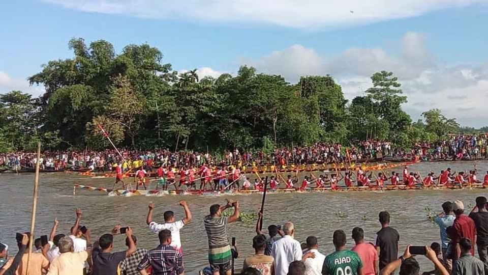 নৌকাবাইচ উপলক্ষে নদীর দুই তীরে মানুষের ঢল। ছবি: সংগৃহীত