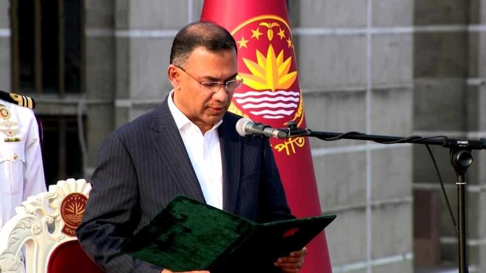 জাতীয় সংসদ ভবনের দক্ষিণ প্লাজায় মঙ্গলবার বিকালে প্রধানমন্ত্রী হিসেবে শপথ নেন বিএনপি চেয়ারম্যান তারেক রহমান।