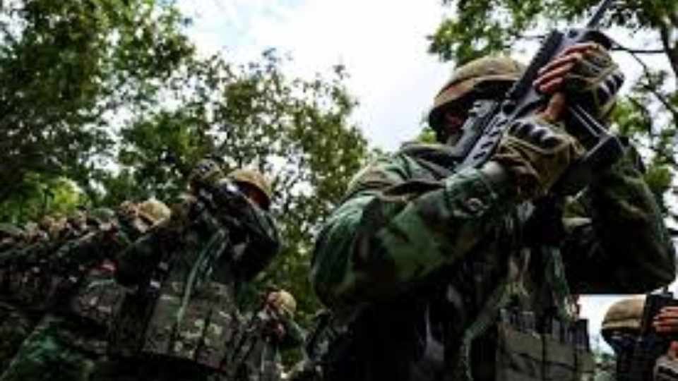 থাইল্যান্ডের এফ-১৬ যুদ্ধবিমান কম্বোডিয়ার লক্ষ্যবস্তুতে হামলা চালানোর পর সীমান্ত বিরোধ তীব্র আকার ধারণ করছে। ছবি: রয়টার্স ভায়া বিডিনিউজ টোয়েন্টিফোর ডটকম।