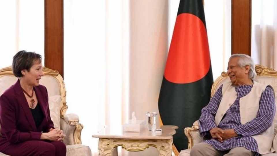 প্রধান উপদেষ্টা মুহাম্মদ ইউনূসের সঙ্গে ঢাকায় নিযুক্ত মার্কিন চার্জ দ্য অ্যাফেয়ার্স ট্রেসি জ্যাকবসন। ছবি: পিআইডি
