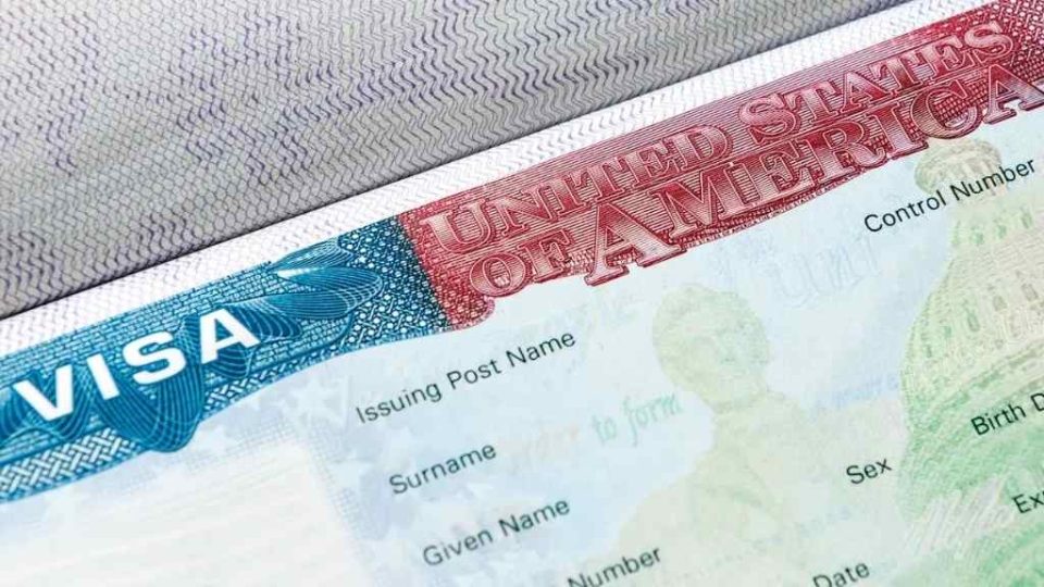 ভ্রমণে কিংবা ব্যবসায়িক কাজে যুক্তরাষ্ট্র যেতে হলে এখন জামানত হিসেবে জমা দিতে হবে ৬ থেকে ১৮ লাখ টাকা।