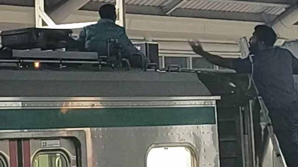 মেট্রোরেলের ছাদে দুইজন উঠে পড়ায় রাত ৮টার সময় বন্ধ হয়ে যায় মেট্রোরেলের চলাচল । ছাদ থেকে এ দুইজনকে নামাতে গেলে একজন দৌঁড় দেন রেললাইনে।