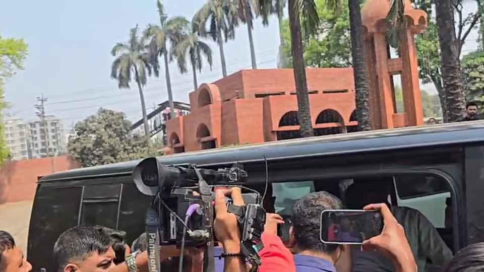 আটকদের এই গাড়িতে বসিয়ে রাখতে দেখা যায়।