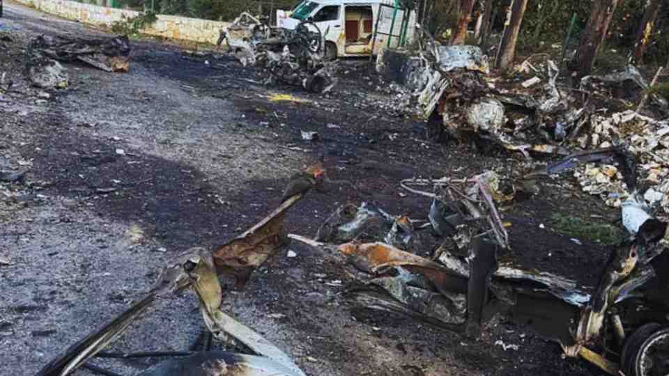 লেবাননের দক্ষিণাঞ্চলের তায়ার দেব্বাতে পরে আছে ধ্বংসাবশেষ।