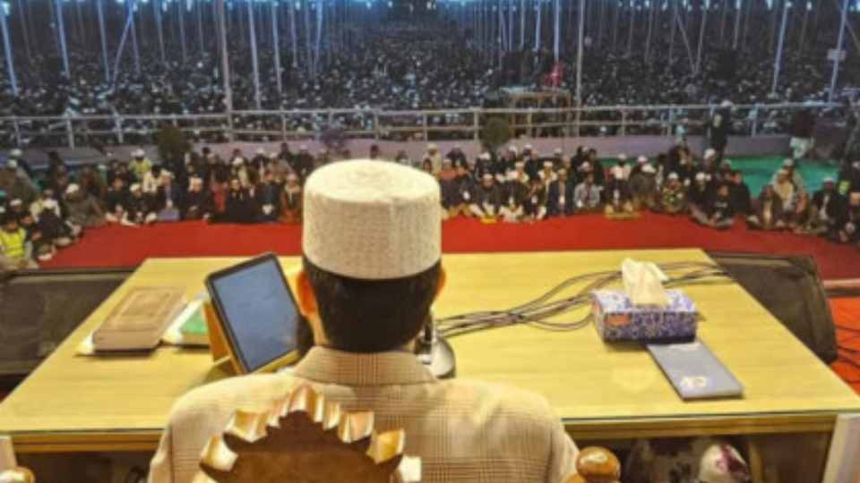 সিলেটে মাহফিলে কথা বলছেন মিজানুর রহমান আজহারী