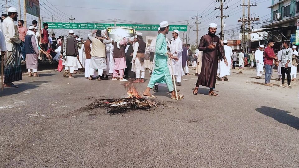 বারবার কেন বিবাদে জড়াচ্ছে দুই পন্থী!