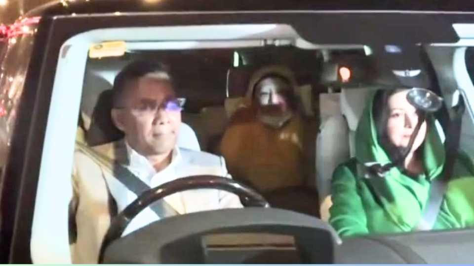 বিএনপি চেয়ারপারসন খালেদা জিয়াকে নিয়ে বাসায় ফেরেন দলের ভারপ্রাপ্ত চেয়ারম্যান তারেক রহমান ও তার স্ত্রী ডা. জোবাইদা রহমান।