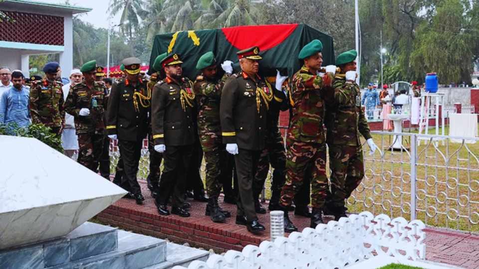সামরিক রীতি অনুযায়ী সাবেক সেনাপ্রধান কে এম সফিউল্লাহর প্রতি শেষ শ্রদ্ধা জানায় বাংলাদেশ সেনাবাহিনী। ছবি: আইএসপিআর