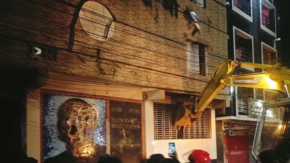 চুয়াডাঙ্গায় ক্ষতবিক্ষত জাতির পিতা বঙ্গবন্ধু শেখ মুজিবুর রহমানের ম্যুরাল। জেলায় জেলায় ভাঙচুর কিংবা অগ্নিসংযোগ করা হয়েছে এরকম অসংখ্য ম্যুরাল ও স্থাপনায়।