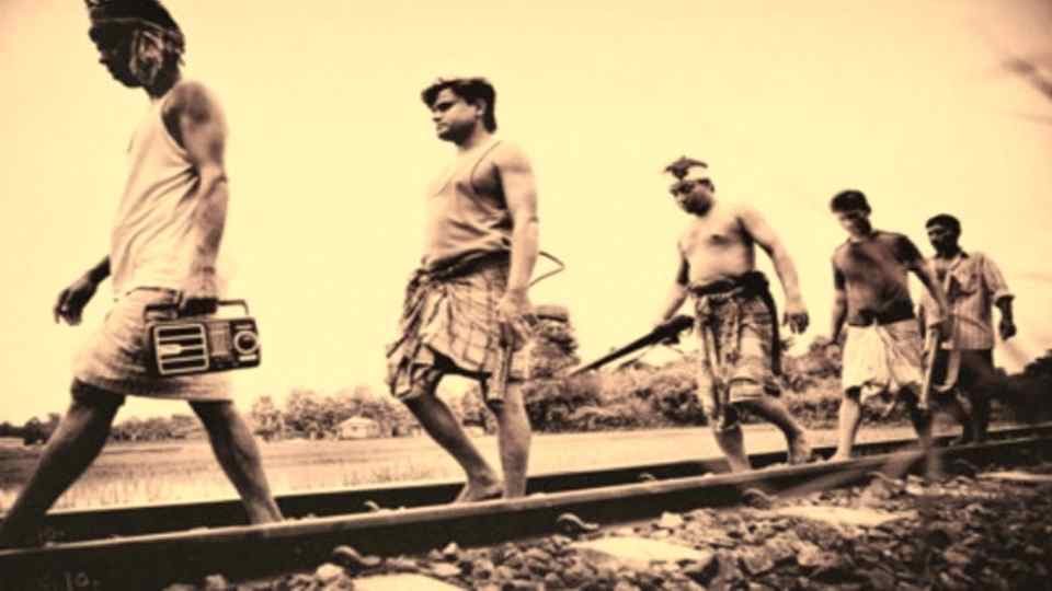 একাত্তরে গান তখন হয়ে উঠেছিল সাহসের ভাষা, প্রতিবাদের শপথ, আর স্বাধীনতার স্বপ্নে পৌঁছানোর এক অনিবার্য সঙ্গী। ছবিতে রেডিও হাতে হেঁটে যাচ্ছেন মুক্তিযোদ্ধারা।