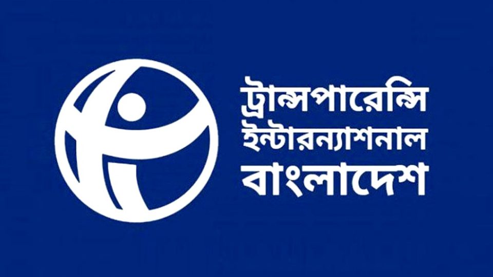 অবশ্য ইউনূসের অন্তর্বর্তী সরকারের আইন উপদেষ্টা আসিফ নজরুলের দাবি, বিচ্ছিন্নভাবে কিছু পরিসংখ্যান দেখে আমাদের ব্যর্থতা খোঁজা তাই অজ্ঞতার পরিচায়ক।
