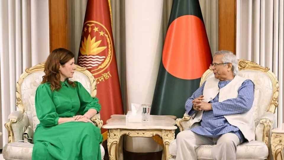 ঢাকায় রাষ্ট্রীয় অতিথি ভবন যমুনায় যুক্তরাজ্যের আন্তর্জাতিক উন্নয়নবিষয়ক মন্ত্রী ব্যারোনেস জেনি চ্যাপম্যান বৃহস্পতিবার সন্ধ্যায় প্রধান উপদেষ্টা ড. ইউনূসের সঙ্গে বৈঠক করেন। ছবি: প্রধান উপদেষ্টার প্রেস উইং