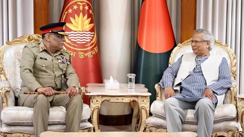 Yunus_Pakistani General_at_Jamuna শনিবার রাতে যমুনায় মুহাম্মদ ইউনূসের সঙ্গে সৌজন্য সাক্ষাৎ করেন পাকিস্তানের জয়েন্ট চিফস অব স্টাফ কমিটির (সিজেসিএসসি) চেয়ারম্যান জেনারেল সাহির শামশাদ মির্জা।