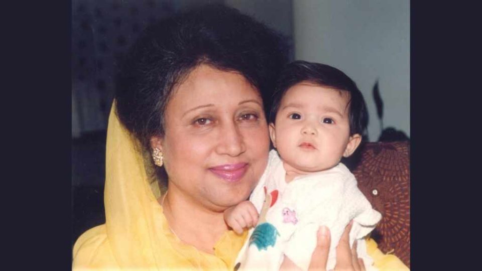 দাদি খালেদা জিয়ার কোলে জাইমা রহমান।