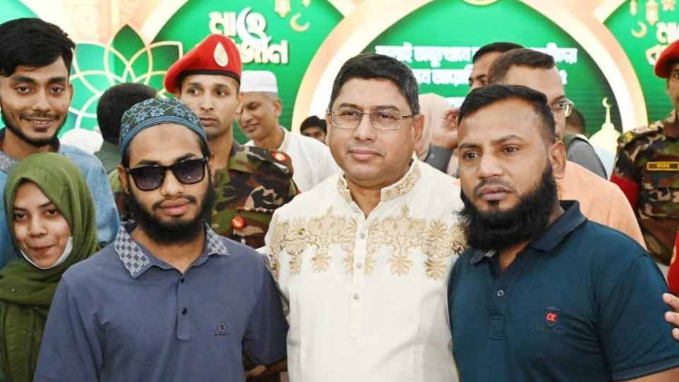 জুলাই অভ্যুত্থানে আহত শিক্ষার্থীদের নিয়ে ঢাকা সেনানিবাসে সেনা মালঞ্চে ইফতার অনুষ্ঠানে সেনাপ্রধান জেনারেল ওয়াকার-উজ জামান।