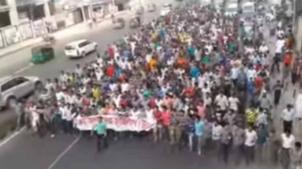 গত কয়েকদিন নিয়মিতই দেখা মিলছে আওয়ামী লীগের এরকম মিছিল। ছবি: ভিডিও থেকে নেওয়া।