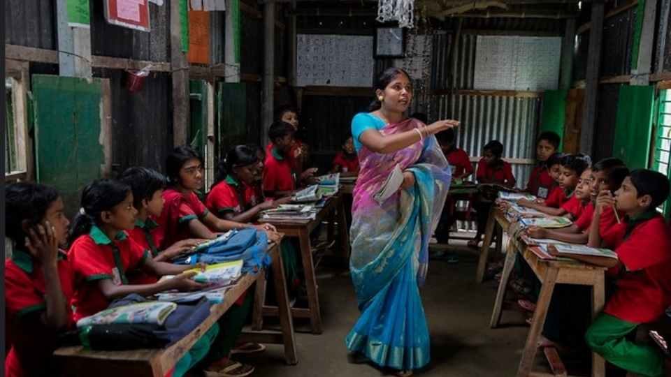 বাংলাদেশে প্রাথমিক বিদ্যালয়ের শিক্ষকদের ৬১ শতাংশই এখন নারী। তবে নতুন বিধিমালায় এই চিত্র বদলে যাবে।