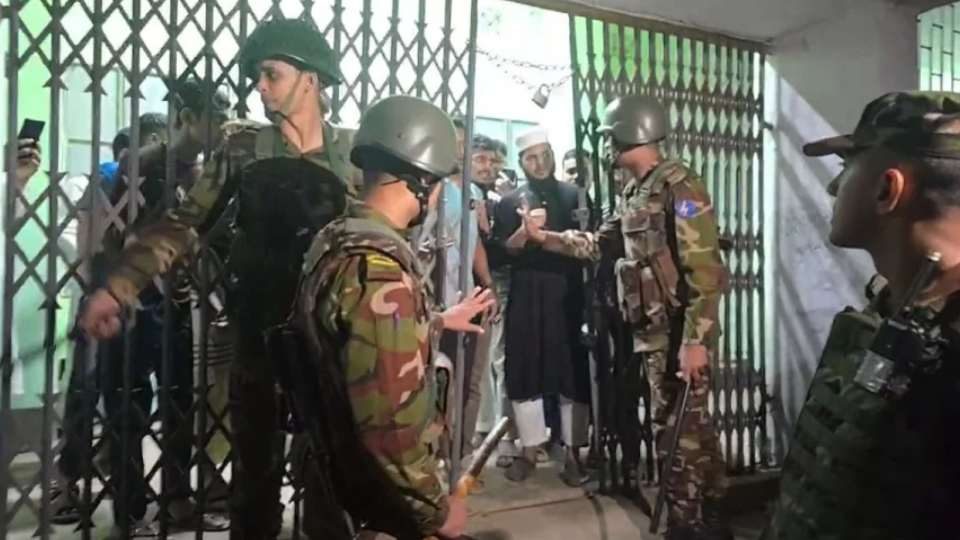 পরিস্থিতি মোকাবেলায় আলিয়া মাদ্রাসা ক্যাম্পাসে অবস্থান করেছেন সেনা সদস্যরা।