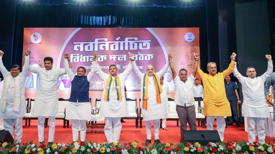 অমিত শাহর সঙ্গে এক মঞ্চে পশ্চিমবঙ্গের বিজেপি নেতারা। শাহ। ছবি: পশ্চিমবঙ্গ বিজেপির ফেইসবুক পাতা