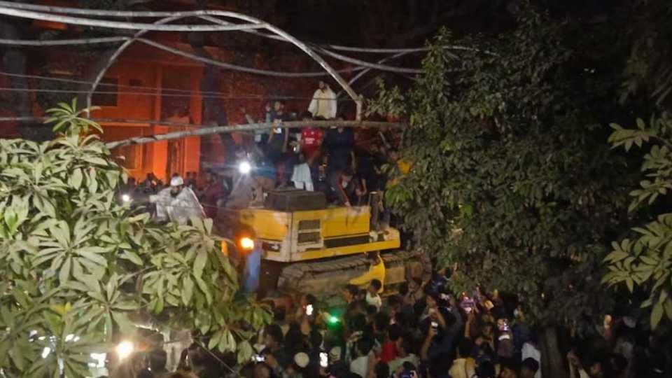 বঙ্গবন্ধু ভবন ধ্বংস করতে বুধবার রাতে নেওয়া হয় বুলডোজার।
