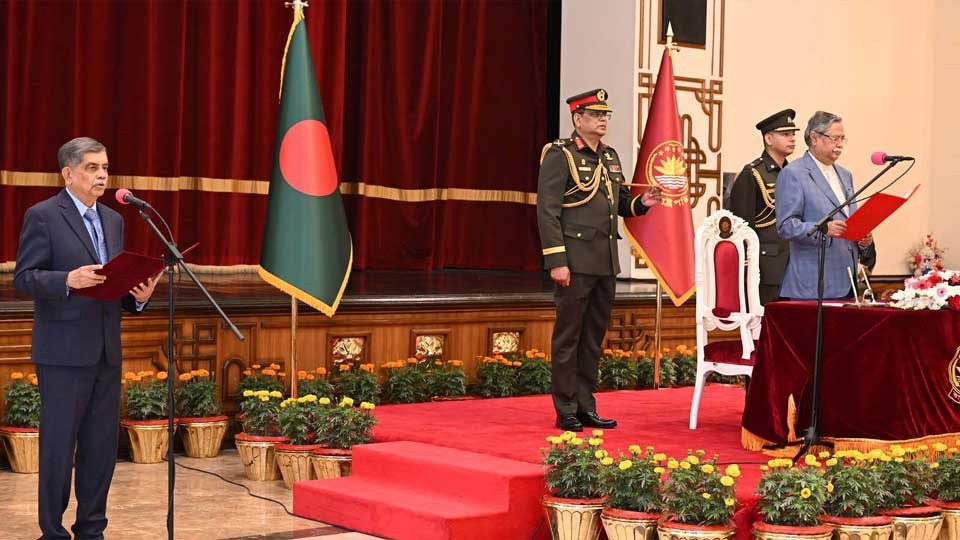রাষ্ট্রপতি মো. সাহাবুদ্দিন বঙ্গভবনে বুধবার নতুন উপদেষ্টা সি আর আবরারকে শপথ পড়ান। ছবি : পিআইডি