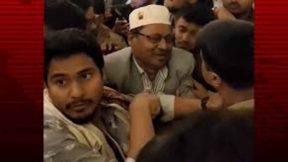 মবের হানার পর চট্টগ্রামে বিয়ের অনুষ্ঠান থেকে গ্রেপ্তার করা হয় বরের বাবা আওয়ামী লীগ নেতা ফখরুল আনোয়ারকে।