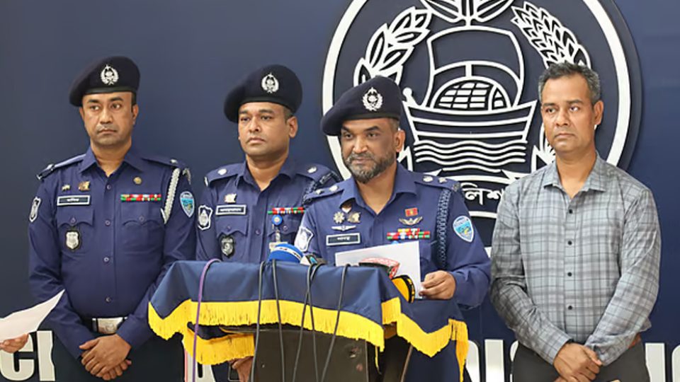 সাংবাদিকদের বিভিন্ন প্রশ্নের উত্তের দেন চট্টগ্রাম জেলা পুলিশ সুপার (এসপি) সাইফুল ইসলাম