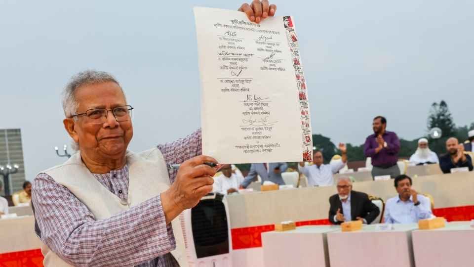 শুক্রবার বিকালে জাতীয় সংসদ ভবনের দক্ষিণ প্লাজায় অন্তর্বর্তী সরকারের প্রধান উপদেষ্টা মুহাম্মদ ইউনূসের উপস্থিতিতে জুলাই সনদে সই করে রাজনৈতিক দলগুলো।