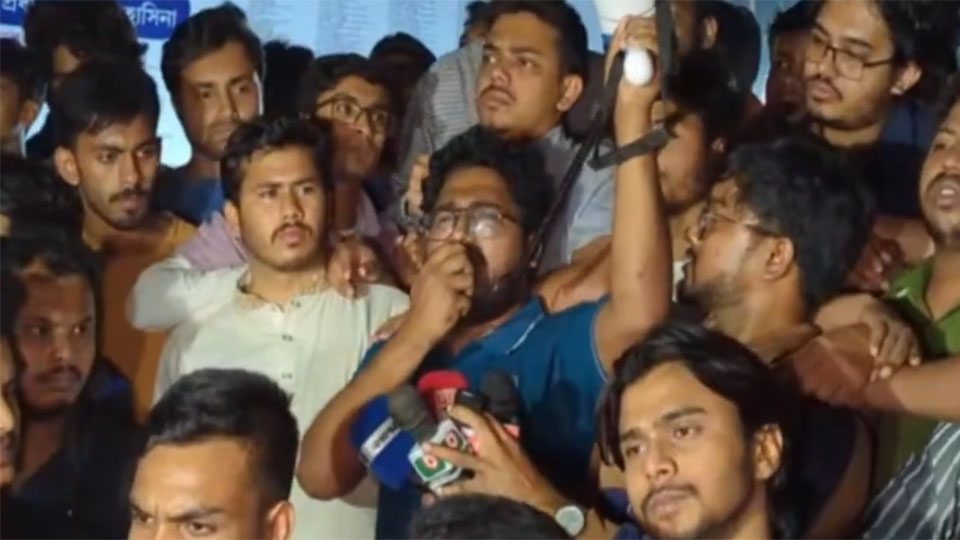 মধ্যরাতে ঢাবিতে বিক্ষোভ মিছিল করে স্বরাষ্ট্র উপদেষ্টার পদত্যাগ দাবি করেন শিক্ষার্থীরা।